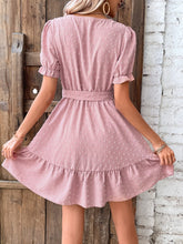 Robe à pois suisses, col en V, manches volantées